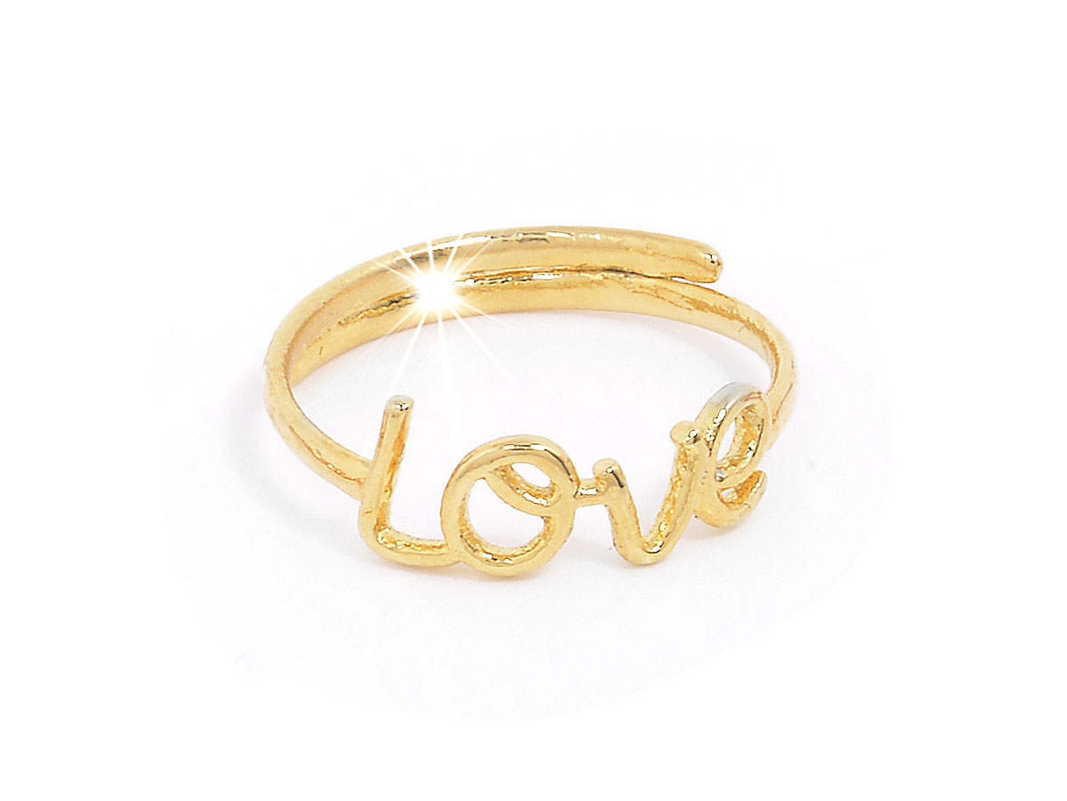anello in argento color giallo con la scritta LOVE