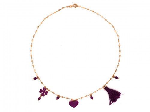 Collana in argento placcato oro rosa con pendenti smaltati a forma di cuore quadrifoglio, pietre viola e nappa in fil di seta