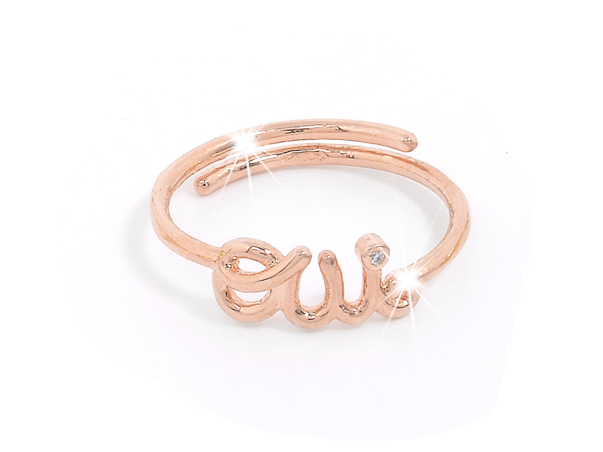 anello in argento color rosa con la scritta OUI, SI e punto luce