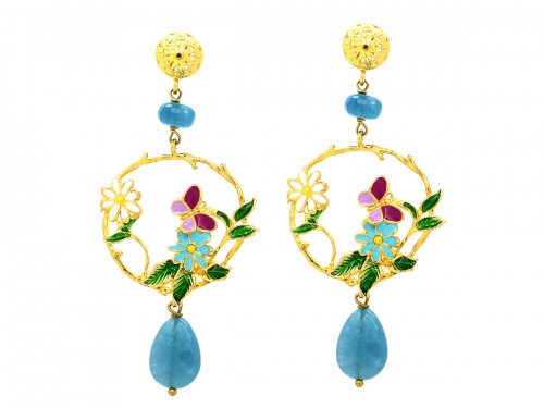    Orecchini in argento placcato oro giallo con pietre naturali azzurre e elementi smaltati a forma di fiori e farfalla      Orecchini in argento placcato oro giallo con pietre naturali azzurre e elementi smaltati a forma di fiori e farfalla