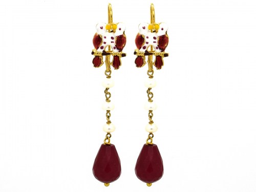 Orecchini in argento placcato oro giallo con elementi smaltati a forma di uccellini, perle naturali e gocce rosse in quarzo naturale