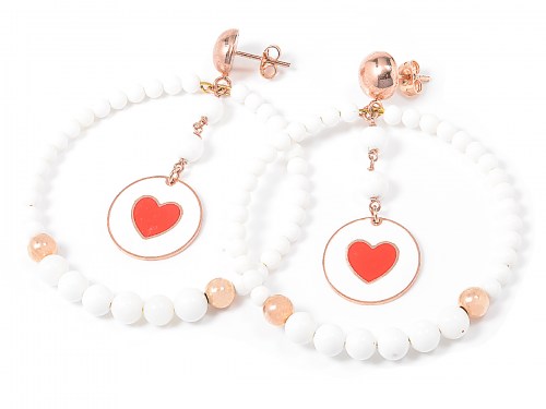 Orecchini di perle con pendente smaltato cuore rosso e metallo color rosa